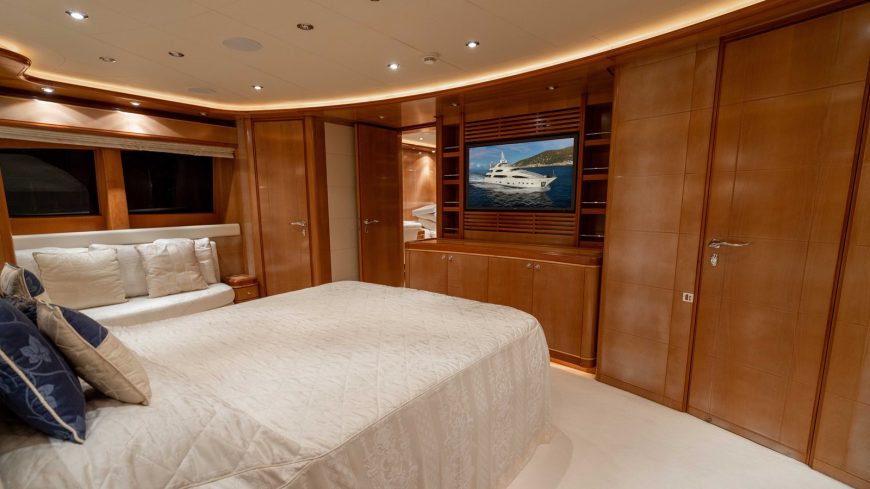 Agatha | 2006 39.01m (128′) Luxury Motor Yacht from the Italian shipyard CRN