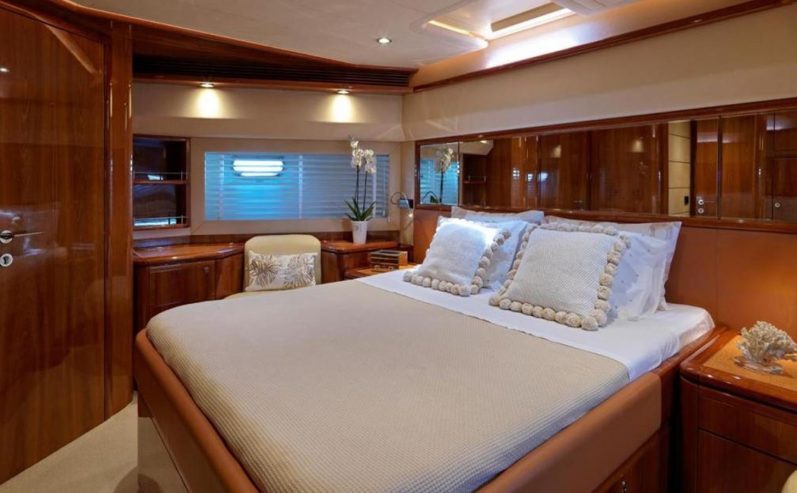 ELITE | 2004 27m (89ft) Motor Yacht from Italian shipyard FERRETTI