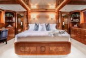 KENTUCKY BELLE | 2005 28.68m (94′1″) Flybridge Motor Yacht from American shipyard HORIZON