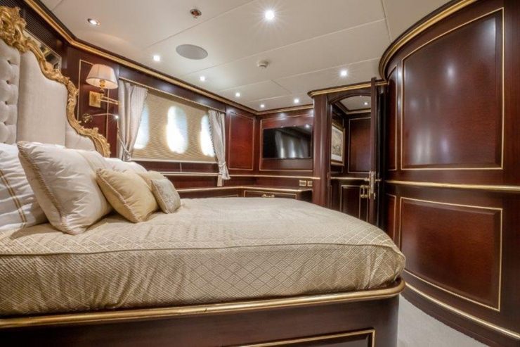 STATUS QUO | 2008 41m (135ft) Luxury Tri-Deck Motor Yacht from American shipyard HORIZON