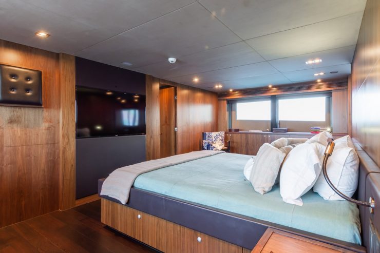 DESEO | 2014 40m (132ft) Luxury Motor Yacht from British shipyard SUNSEEKER