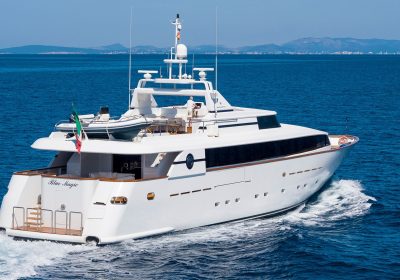 BLUE-MAGIC-2001-106-822-32.5m-Motor-Yacht-from-Italian-shipyard-BAGLIETTO-for-sale-YachtDealz17