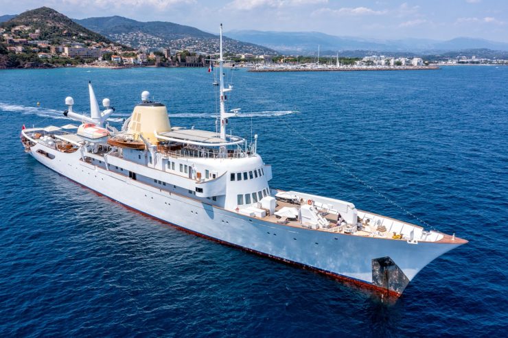 CHRISTINA O | 1943 99.13m (325′ 3″) Luxury Motor Yacht from CANADIAN VICKERS