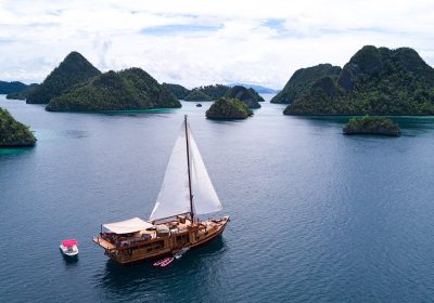 SEQUOIA-Launched-in-2017-refitted-in-2022-26.1m-85′-8″-Cruising-Sail-Yacht-from-Indonesian-shipyard-BUGIS-for-charter-YachtDealz5