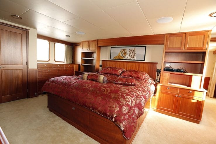 SPELLBOUND | 2007 84′ 7″ (26m) Explorer Motor Yacht Built by Northern Marine