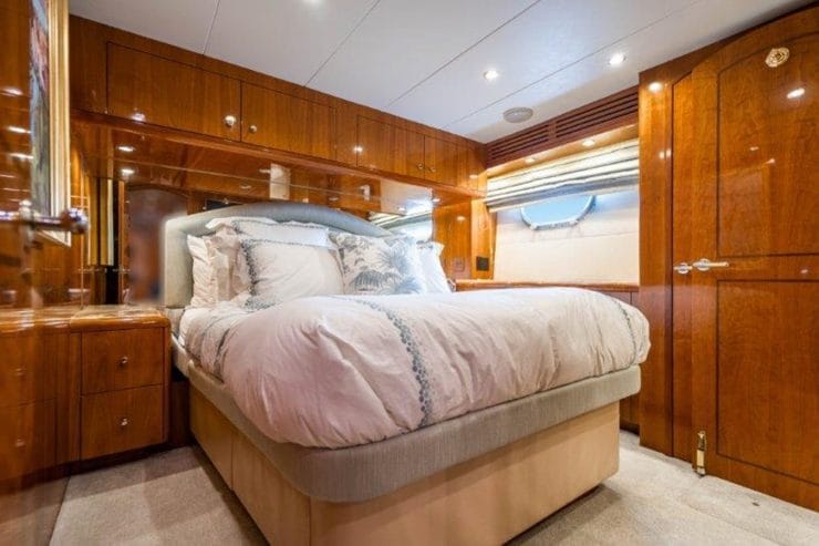 TIE BREAKER | 2001 100′ (30.48m) Motor Yacht from American shipyard HATTERAS