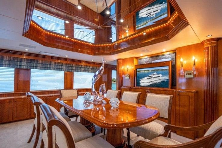 TIE BREAKER | 2001 100′ (30.48m) Motor Yacht from American shipyard HATTERAS