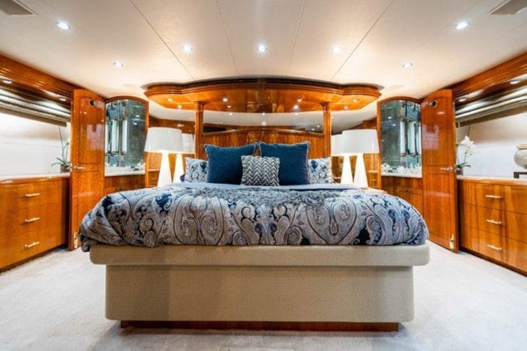 TIE BREAKER | 2001 100′ (30.48m) Motor Yacht from American shipyard HATTERAS