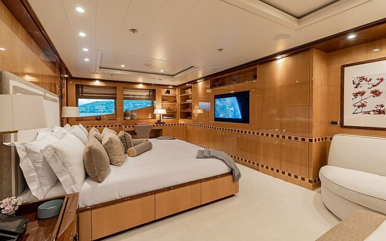 LIND | 2010 52m (171’7″) Amels Limited Editions 171 Luxury Tri-Deck Steel Motor Yacht