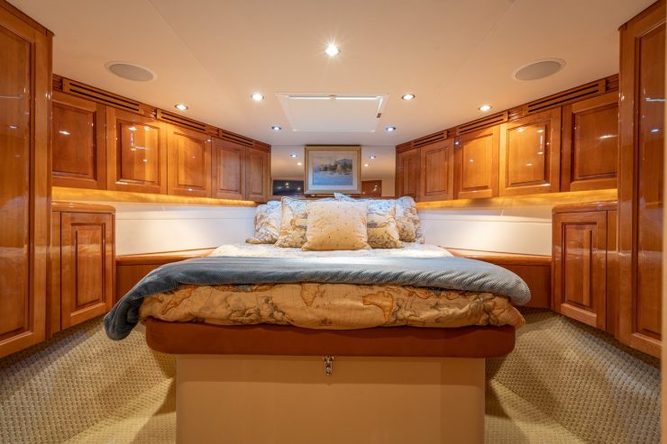 All Chill | 2005 61ft (19m) Luxury Hatteras 60 Enclosed Bridge Sport Fish Motor Yacht