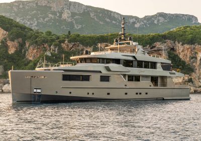 GIRAUD-2013-131ft-40m-Luxury-Superyacht-built-by-Italian-shipyard-Admiral-Yachts-For-Sale-YachtDealz2