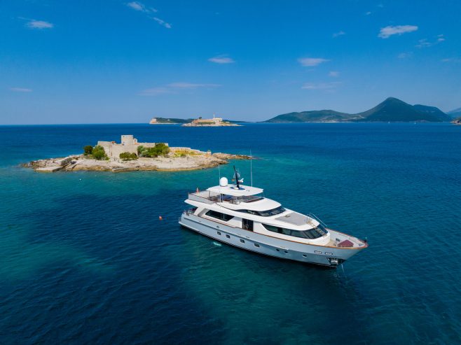 VALENTINA II | 2011 27.6m Luxury Flybridge Motor Yacht from Italian shipyard Sanlorenzo