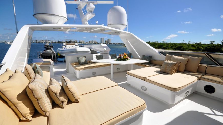 LUCKY STARS | 1998 108′ (33m) Luxury Flybridge Performance Aluminium Motor Yacht built by US shipyard Broward