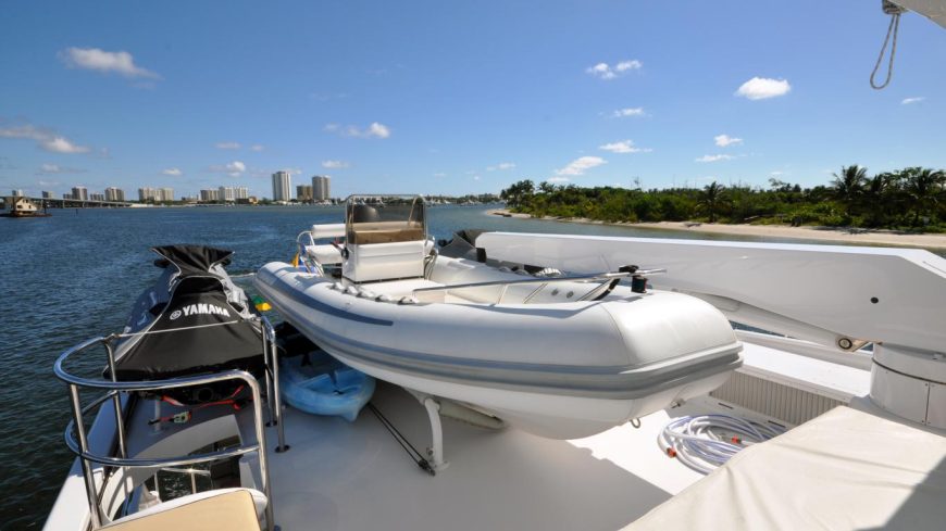 LUCKY STARS | 1998 108′ (33m) Luxury Flybridge Performance Aluminium Motor Yacht built by US shipyard Broward