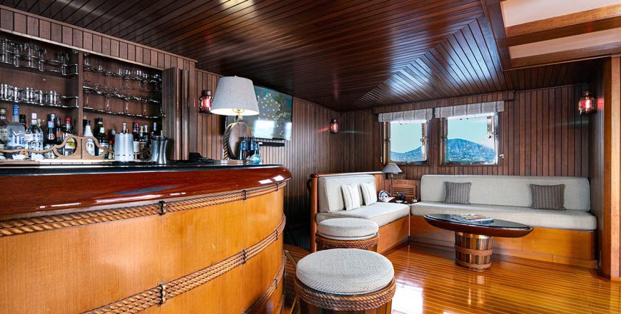 PALOMA | 1965 60.25m (197′8″) Classic Luxury Motor Yacht from Japanese shipyard Ishikawajima-Harima