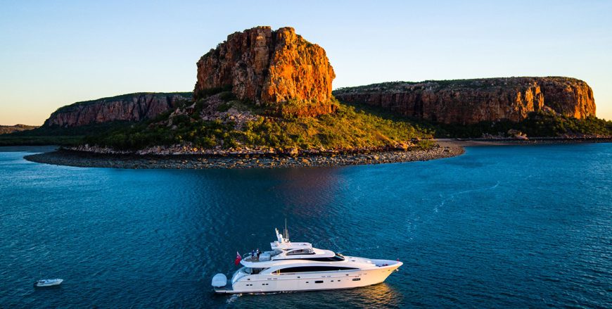 PARADISE | 2014 35.36m (116′) Luxury Flybridge Performance Motor Yacht from Taiwanese shipyard HORIZON