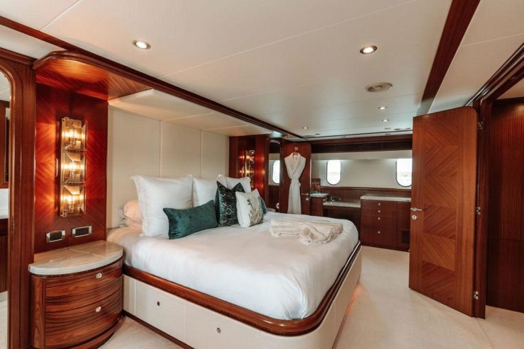 Beachfront | 2006 108ft (32.92m) Luxury Motor Yacht built by US shipyard Hargrave