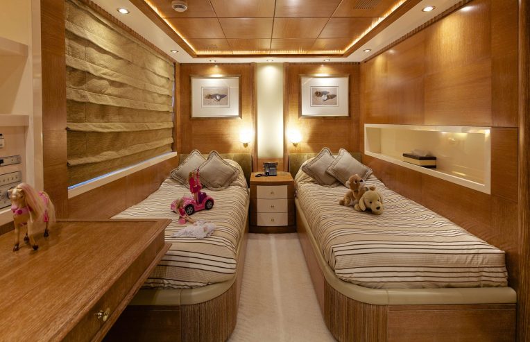 OCEANOS | 2006 48.85m (160′ 3″) Luxury Aluminium Motor Yacht from Italian shipyard Mondomarine