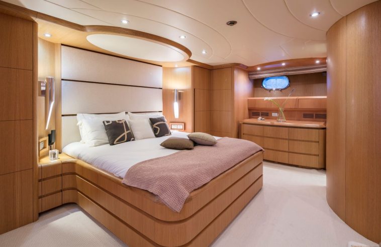 ANASA | 2009 35.05m (115′) Luxury Flybridge Motor Yacht from Italian shipyard Maiora