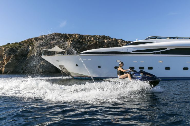 ANASA | 2009 35.05m (115′) Luxury Flybridge Motor Yacht from Italian shipyard Maiora