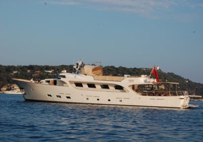 CONQUEST-1966-28.65m-93922-Classic-Steel-Motor-Yacht-for-charter-YachtDealz4