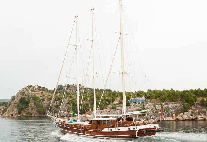 GULET DOLCE VITA | 2005 34m (112′) Classic Style Gulet Wood Sail Yacht