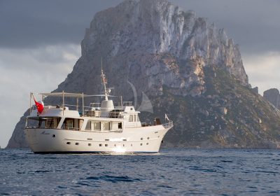 MONARA-1969-25.8m-84622-Classic-Pilothouse-Motor-Yacht-lfor-charter-YachtDealz31