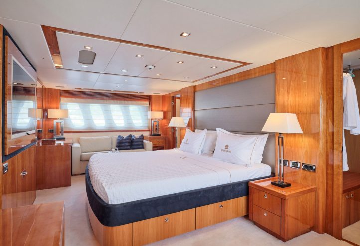 WHITE PEARL I | 2010 33.91m (111’2″ ) Performance Flybridge Motor Yacht from British shipyard Sunseeker