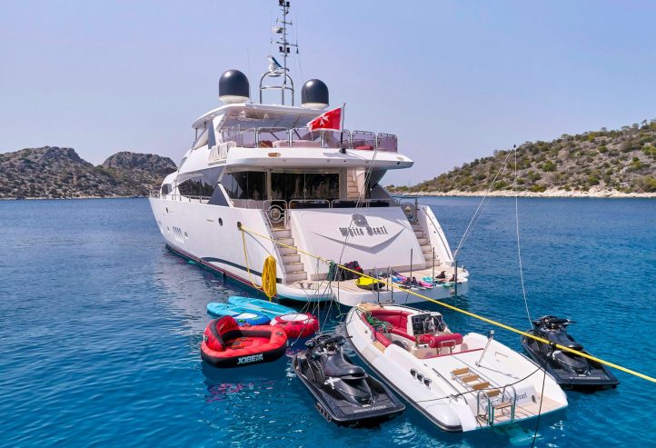 WHITE PEARL I | 2010 33.91m (111’2″ ) Performance Flybridge Motor Yacht from British shipyard Sunseeker