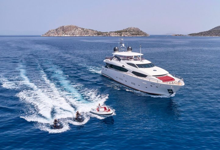 WHITE PEARL I | 2010 33.91m (111’2″ ) Performance Flybridge Motor Yacht from British shipyard Sunseeker