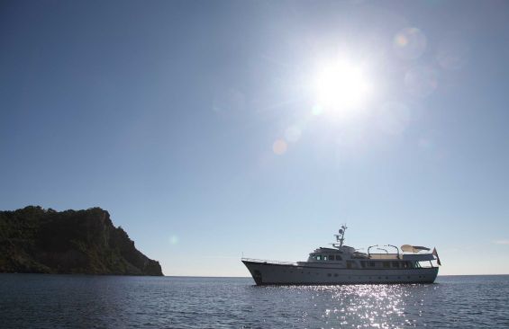 Heavenly Daze | 1972 32.22m (105’7″) Classic Steel Motor Yacht from Dutch shipyard Feadship