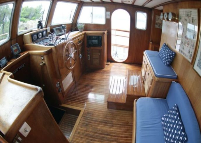 KALLISTA | 1975 17.25m (56’7″) Classic Trawler Conversion To Luxury Motor Yacht from Portuguese shipyard NAVALIA