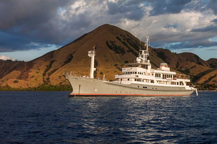 SALILA | 1991 58m (190’2″) Luxury Explorer Steel Motor Yacht from Japanese shipyard Kanasashi