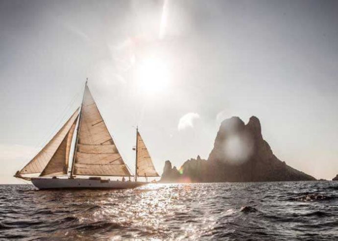 SHAMROCK V | 1930 36.58m (120′) Classic “J-Class” Sloop Sail Yacht from British shipyard Camper & Nicholsons