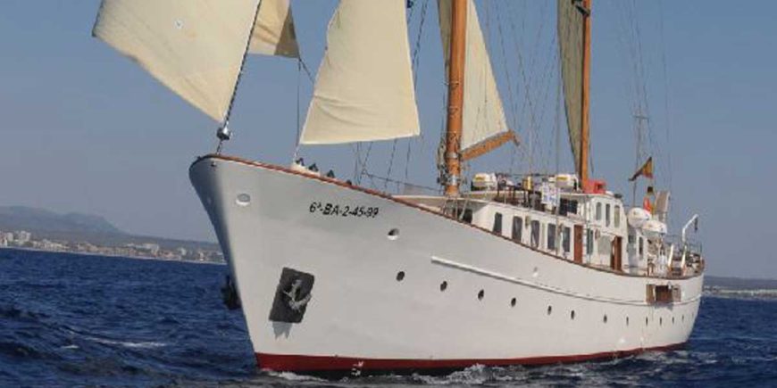 Southern Cross | 1962 33m (109’5″) Classic Luxury Motor Sailing Yacht from British shipyard Yarrow & Co