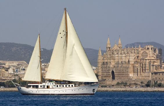 Southern Cross | 1962 33m (109’5″) Classic Luxury Motor Sailing Yacht from British shipyard Yarrow & Co