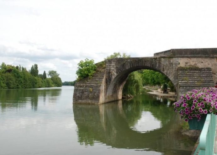 THE RANDLE | 2001 21.94m (71.98 ft) Modern River Cruising Motor Yacht from British builder R W Davies