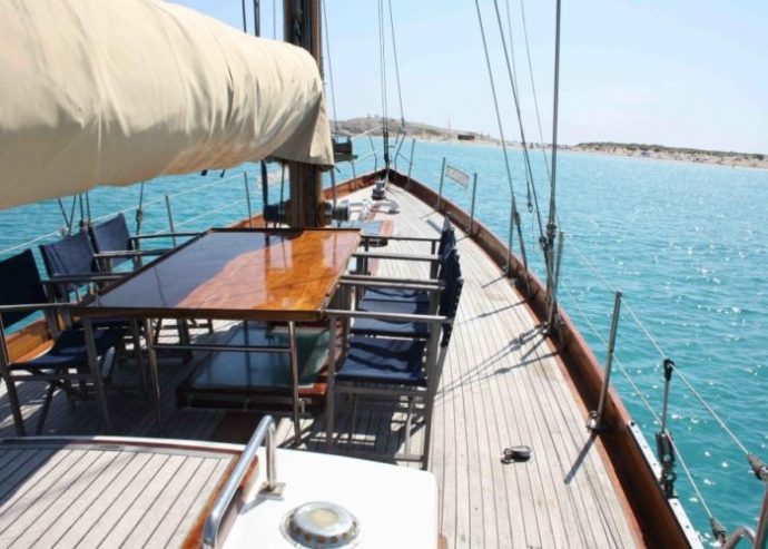 Yanira | 1954 17.9m (58’9″) Classic Cruising Racer Mahogany Sail Yacht custom made in Norway