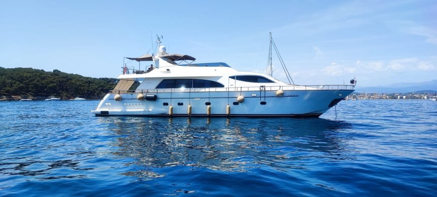 SERENDIPITY BLUE | 2004 26.1m (85’6″) Luxury Flybridge Motor Yacht from Italian shipyard Falcon Yachts