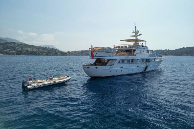 CLASSIC 40M BENETTI | 1970 39.5m (129’8″) Luxury Tri-Deck Steel Motor Yacht built by Italian shipyard BENETTI