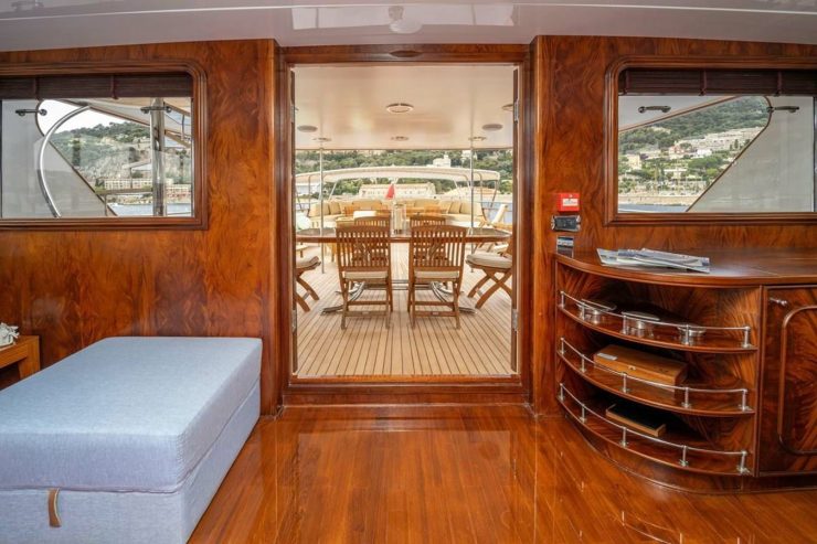 CLASSIC 40M BENETTI | 1970 39.5m (129’8″) Luxury Tri-Deck Steel Motor Yacht built by Italian shipyard BENETTI