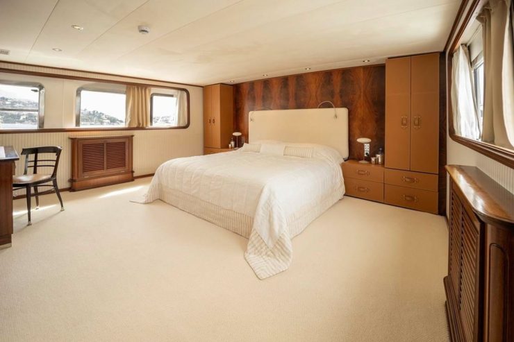 CLASSIC 40M BENETTI | 1970 39.5m (129’8″) Luxury Tri-Deck Steel Motor Yacht built by Italian shipyard BENETTI