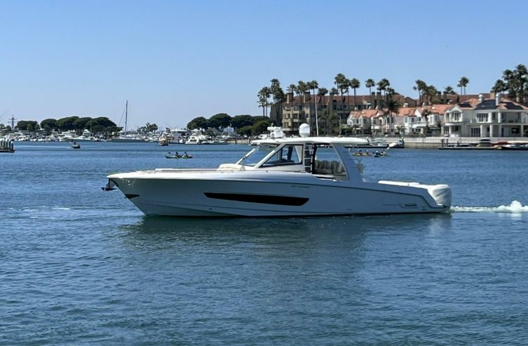 INTUITION | 2020 12.8m (42ft) Boston Whaler 420 Outrage Center Console Sportfisher Motor Yacht