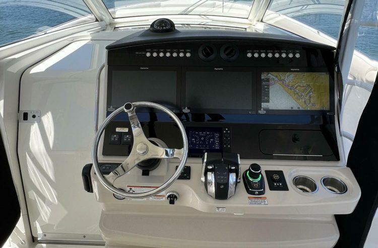 INTUITION | 2020 12.8m (42ft) Boston Whaler 420 Outrage Center Console Sportfisher Motor Yacht