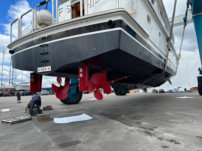 TUFF SHIP | 2006 30m (98’5″) Luxury Flybridge Motor Yacht built by American shipyard HARGRAVE CUSTOM YACHTS