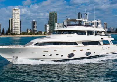 PINNACLE-2015-32.8m-107.58ft-Custom-Line-Motor-Yacht-for-sale_YachtDealz5