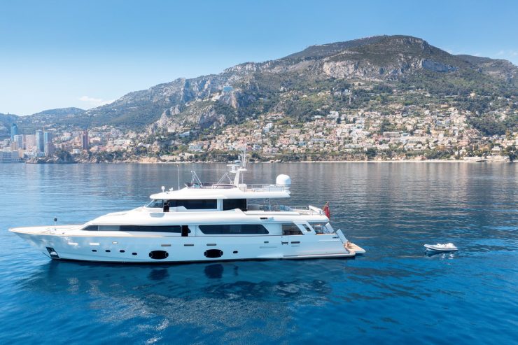 CENTURION | 2013 32.62 (106.99ft) Navetta 33 Luxury Motor Yacht built by Italian shipyard Ferretti Custom Line