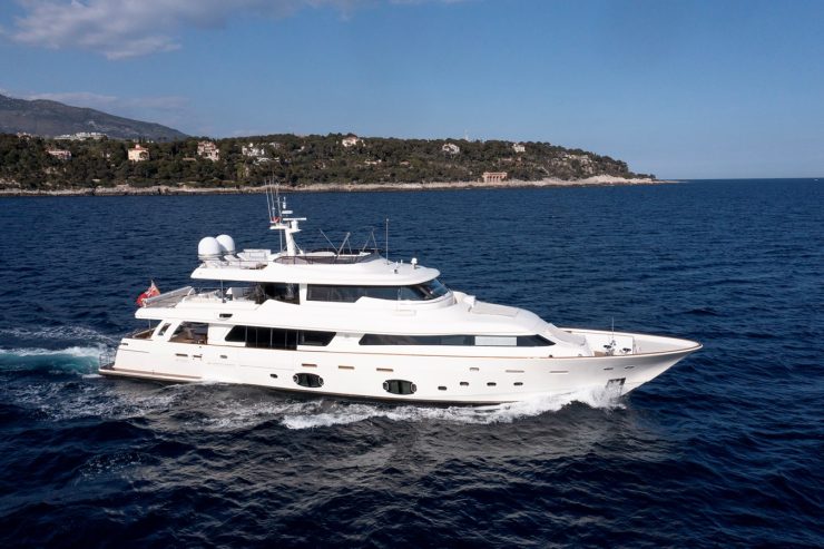 CENTURION | 2013 32.62 (106.99ft) Navetta 33 Luxury Motor Yacht built by Italian shipyard Ferretti Custom Line