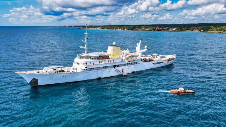 CHRISTINA O | 1943 99.13m (325.15ft) Classic Luxury Motor Yacht built by CANADIAN VICKERS