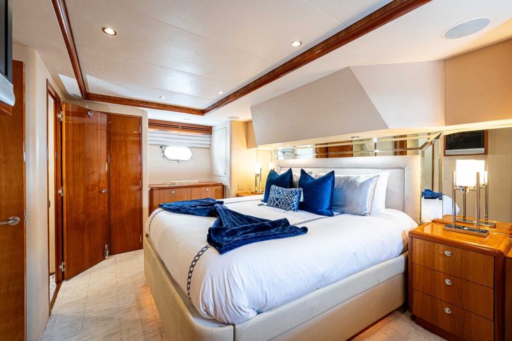 PILOT LOUNGE | 2006 19.51m (63.99ft) Luxury Flybridge Motor Yacht built by American shipyard Hatteras